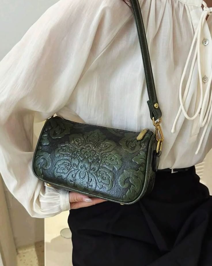 bolso tipo baguette 💚 con alto relieve en cada detalle y viene con sus dos straps, uno de ellos ajustable 😮 💨 📍 disponible en san cristóbal, venezuela